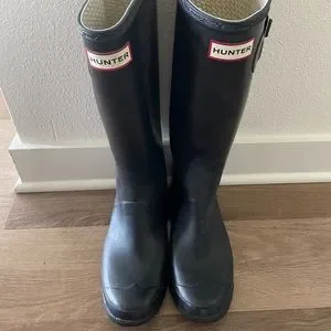 Hunter Original TALL Gloss Womens 7 BLACK Rain Boots w Knit  Hunter Boots Size Womens 7. Black in like new condition. Includes boot socks! display picture 1